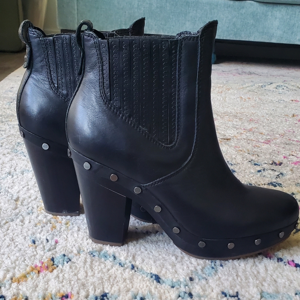 UGG black short boot 🖤 booties - wood-like heel and platform